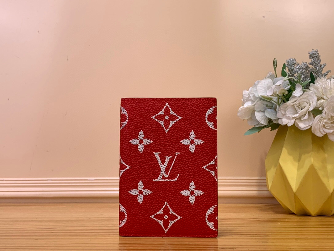 NO:552314,Top original order [passport book] M26059 64502 red/silk screen 9 The favorite accessory of modern travelers, Ms. This passport cover made of coated canvas is a combination of fashion and practicality. Quickly access the passport. Size 10 x 14 x 2.5 cm 2113028 (length x height x width),19860909顶级原单【护照本】M26059 64502 大红/丝印 9 现代旅行者的心仪配饰,Ms此款涂层帆布材质的护照封套是时尚感与实用性的结合.快捷取用护照. 尺寸10 x 14 x 2.5 厘米 2113028 (长度 x 高 x 宽),,Bag