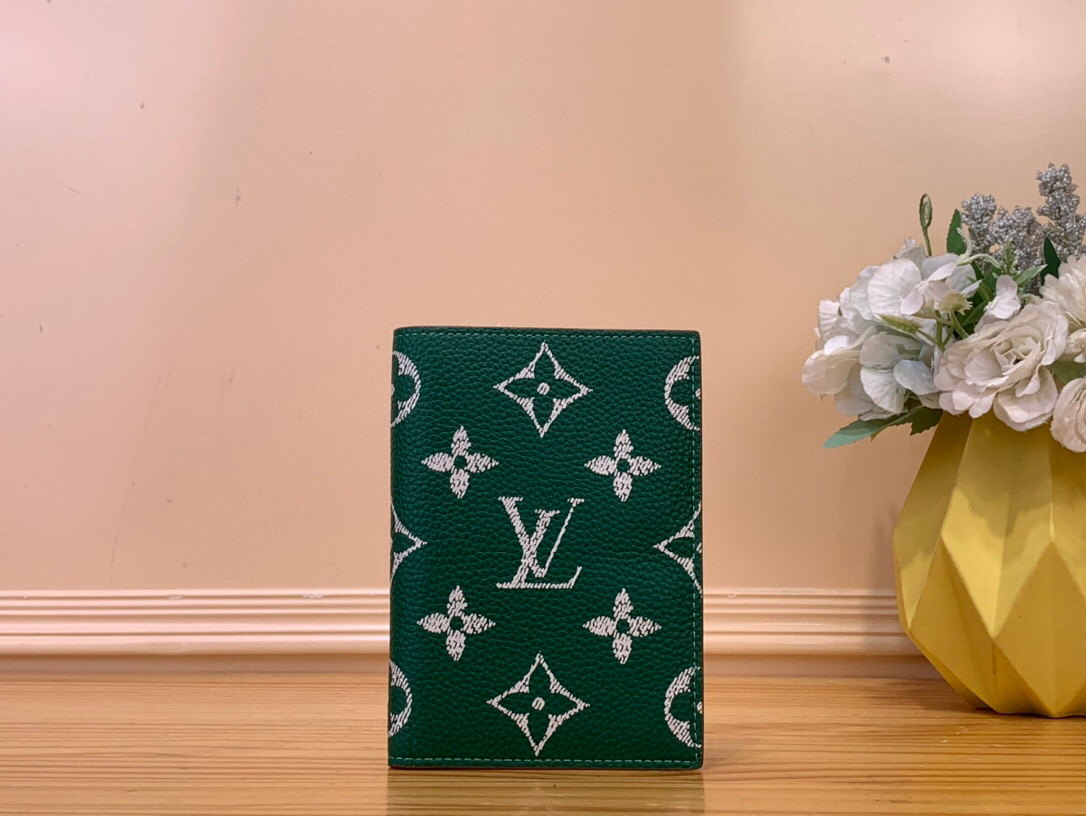 NO:552312,Top original order [Passport Book] M26059 64502 Green/Silk Screen 9 The favorite accessory of modern travelers, Ms. This passport cover made of coated canvas is a combination of fashion and practicality. Quickly access the passport. Size 10 x 14 x 2.5 cm 2113028 (length x height x width),19860909顶级原单【护照本】M26059 64502 绿色/丝印 9 现代旅行者的心仪配饰,Ms此款涂层帆布材质的护照封套是时尚感与实用性的结合.快捷取用护照. 尺寸10 x 14 x 2.5 厘米 2113028 (长度 x 高 x 宽),,Bag