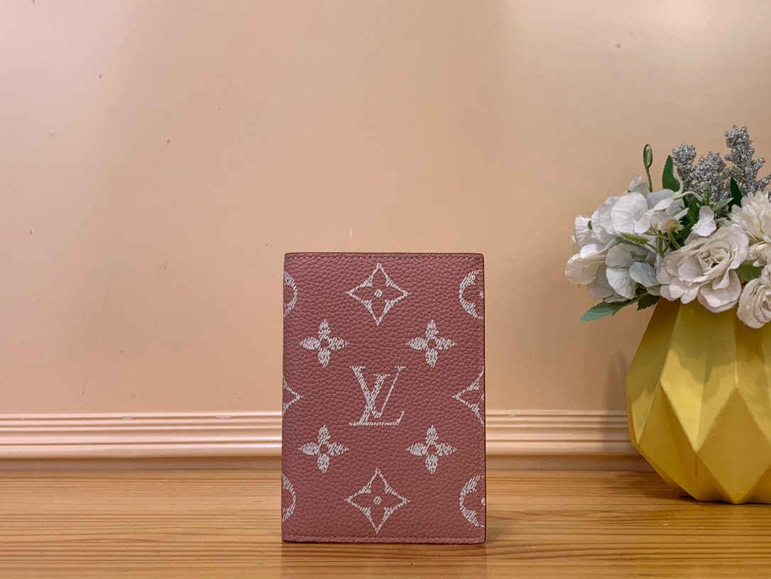 NO:552327,Top original order [Passport Book] M26059 64502 Pink/Silk Screen 9 The favorite accessory of modern travelers, Ms. This passport cover made of coated canvas is a combination of fashion and practicality. Quickly access the passport. Size 10 x 14 x 2.5 cm 2113028 (length x height x width),19860909顶级原单【护照本】M26059 64502 粉色/丝印 9 现代旅行者的心仪配饰,Ms此款涂层帆布材质的护照封套是时尚感与实用性的结合.快捷取用护照. 尺寸10 x 14 x 2.5 厘米 2113028 (长度 x 高 x 宽),,Bag