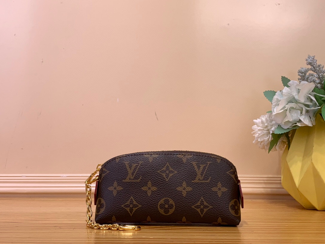 NO:552471,Top original order [Listick cosmetic bag] M25694 Listick ms cosmetic bag deconstructs the classic structure of the brand cosmetic bag in a mini version, creating a perfect storage choice for a single lipstick. Monogram canvas combined with Vuittonite lining, with Yingze chain and spring buckle, showing the eclectic combination of long heritage and functional considerations. Dimensions 6 x 3.3 x 11 cm (height x width x length)  1912025,,cosmetic bags & cases19860909顶级原单【Listick 化妆包】M25694 Listick ms化妆包以迷你版本解构品牌化妆包的经典构型,打造单只唇膏的收纳佳选.Monogram 帆布结合 Vuittonite 内衬,搭配莹泽链条和弹簧扣,彰显悠久传承与功能考量的兼收并蓄. 尺寸6 x 3.3 x 11 厘米(高 x 宽 x 长度) 1912025,,cosmetic bags & cases,Bag