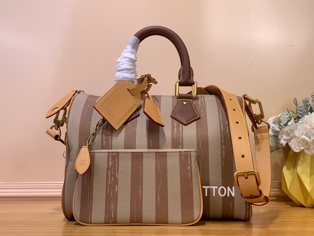 NO:552473,Top original order [Seedy 9 Bandoulière 30 handbag] m14077 green m14067 red m13914 pink m13904 black m14064 light green / brown. M15282 royal blue. stripes Seedy 9 Bandoulière  The 30 bag is made of ultra-soft calfskin with Monogram print and is perfectly compact in size yet roomy enough to carry your daily essentials. Meticulous details such as the traditional side locks or the premium lambskin lining are a testament to the craftsmanship of this bag. In addition to the top handle, there is a removable strap. Dimensions 32 x 22.5 x 18 cm 130121450,,cowhide,sheepskin19860909顶级原单【Seedy 9 Bandoulière 30 手袋】m14077 绿色 m14067 红色 m13914 粉色 m13904 黑色 m14064 淡绿色 / 棕色. M15282宝蓝.条纹 Seedy 9 Bandoulière 30包由超柔软的小牛皮制成,带有Monogram印花,尺寸完美紧凑但足够宽敞,可以装下日常必需品.细致的细节,如传统侧锁或优质小羊皮衬里,证明了这款包的精湛工艺.除了顶部手柄外,还有一条可拆卸的带子. 尺寸32 x 22.5 x 18厘米 130121450,,cowhide,sheepskin,Bag