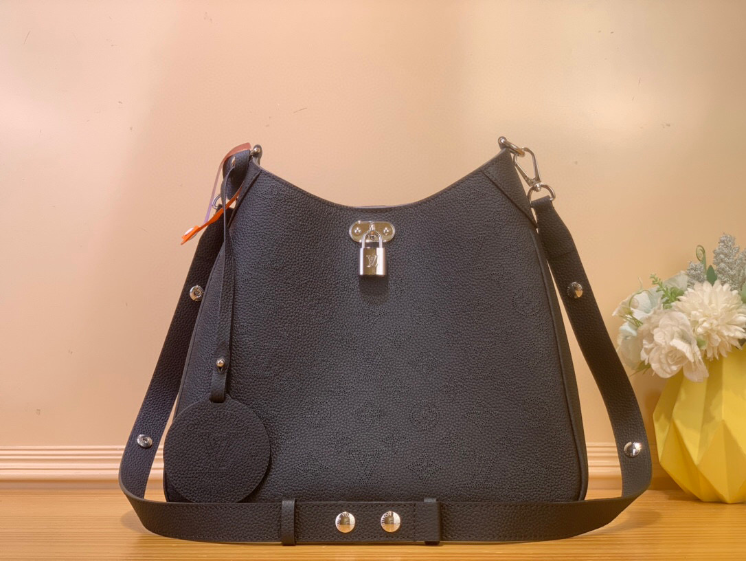 NO:552346,Top original sheet [ALL AROUND medium handbag] m14617 gray-brown m14618 black This All Around Ys medium handbag is made of carved leather tracing Monogram perforated pattern, with a shiny padlock magnetic buckle to upgrade the classic charm. LV leather decoration highlights the ingenious details, and can elegantly illuminate the daily shape whether crossbody or shoulder. Size 25 x 8 x 28 cm.8619095 (height x width x length),,louis vuitton19860909顶级原单【ALL AROUND 中号手袋】 m14617 灰褐色 m14618 黑色 本款 All Around Ys中号手袋为镂花皮革描摹 Monogram 穿孔图案,以莹泽挂锁磁扣升级经典韵味.LV 皮革装饰彰显匠心细节,无论斜挎或肩背,皆可优雅点亮日常造型. 尺寸25 x 8 x 28 厘米.8619095 (高 x 宽 x 长度),,louis vuitton,Bag