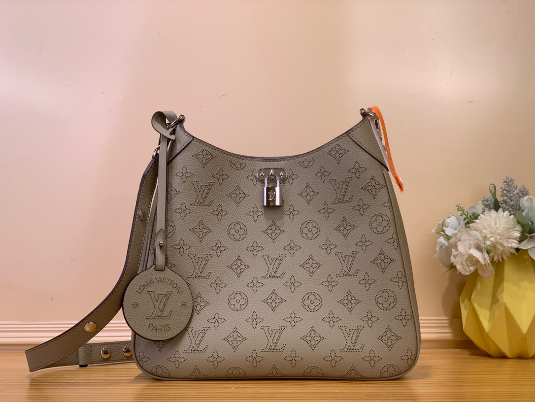 NO:552340,Top original order [ALL AROUND medium handbag] m14617 taupe m14618 black This All Around Ys medium handbag is made of engraved leather tracing the Monogram perforation pattern, and the Yingze padlock magnetic buckle upgrades the classic charm. The LV leather decoration highlights the ingenious details, whether it is worn cross-body or on the shoulder, it can elegantly brighten the daily look. Size 25 x 8 x 28 cm 8619095  (height x width x length),,louis vuitton19860909顶级原单【ALL AROUND 中号手袋】 m14617 灰褐色 m14618 黑色 本款 All Around Ys中号手袋为镂花皮革描摹 Monogram 穿孔图案,以莹泽挂锁磁扣升级经典韵味.LV 皮革装饰彰显匠心细节,无论斜挎或肩背,皆可优雅点亮日常造型. 尺寸25 x 8 x 28 厘米 8619095 (高 x 宽 x 长度),,louis vuitton,Bag