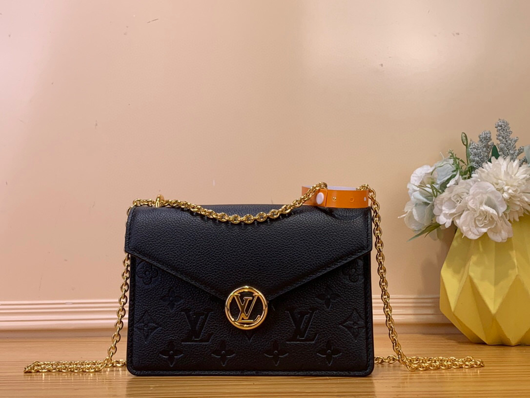 NO:552352,Top original list 【ortefeuille chane Rosy】m13569 Black m13570 Gray m25814 Mist Red This Rosy chain wallet is both stylish and practical, adding a modern spirit to the Monogram Emreinte Ys series. It has an elegant LV ring and a V-shaped flip, which are the two logos of the house. The magnetic buckle reveals a surprise Monogram flower, as well as three card gaps and a flat inner bag. The sliding chain allows you to cross or wear on your shoulders. Size 19.5 x 13.5 x 6.5 cm 5916065 (length x height x width),,louis vuitton,wallets19860909顶级原单【ortefeuille chane Rosy】 m13569 黑色 m13570 灰 m25814 枣红色 这款Rosy链式钱包既时尚又实用,为Monogram Emreinte Ys系列增添了现代精神.它有一个优雅的LV圈和一个V形翻盖,这是房子的两个标志.磁性扣露出一朵惊喜的Monogram花,以及三个卡片缝隙和一个平坦的内袋.滑动链允许您交叉或戴在肩上. 尺寸19.5 x 13.5 x 6.5厘米 5916065（长度x高度x宽度）,,louis vuitton,wallets,Bag