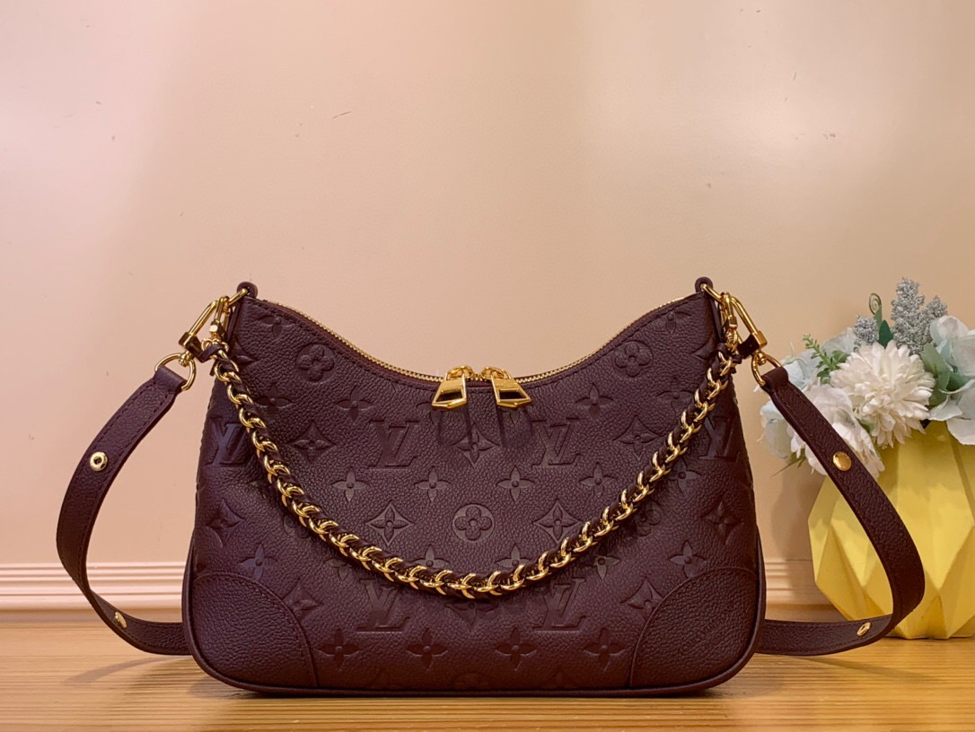 NO:552375,Top original item [Sac Boulogne M Handbag] m25827 Maroon This Boulogne M Ys bag interprets the season with a strong garnet tone, matching its elegant golden metal finish. Inspired by models from the Louis Vuitton archives, this Monogram Emreinte leather version is decorated with a removable braided chain. This model can be worn crosswise, on the shoulder or by hand. Dimensions 26x16x9.5 cm  7318085 (length x height x width),, louis vuitton19860909顶级原单【Sac Boulogne M 手袋】 m25827 枣红色 这款布洛涅M Ys包以强烈的石榴石色调诠释了这个季节,与它优雅的金色金属饰面相匹配.灵感来自路易威登档案馆的模型,这款Monogram Emreinte皮革版装饰着可拆卸的编织链.这个模型可以交叉佩戴、肩上或用手佩戴. 尺寸26x16x9.5厘米 7318085（长度x高度x宽度）,,louis vuitton,Bag