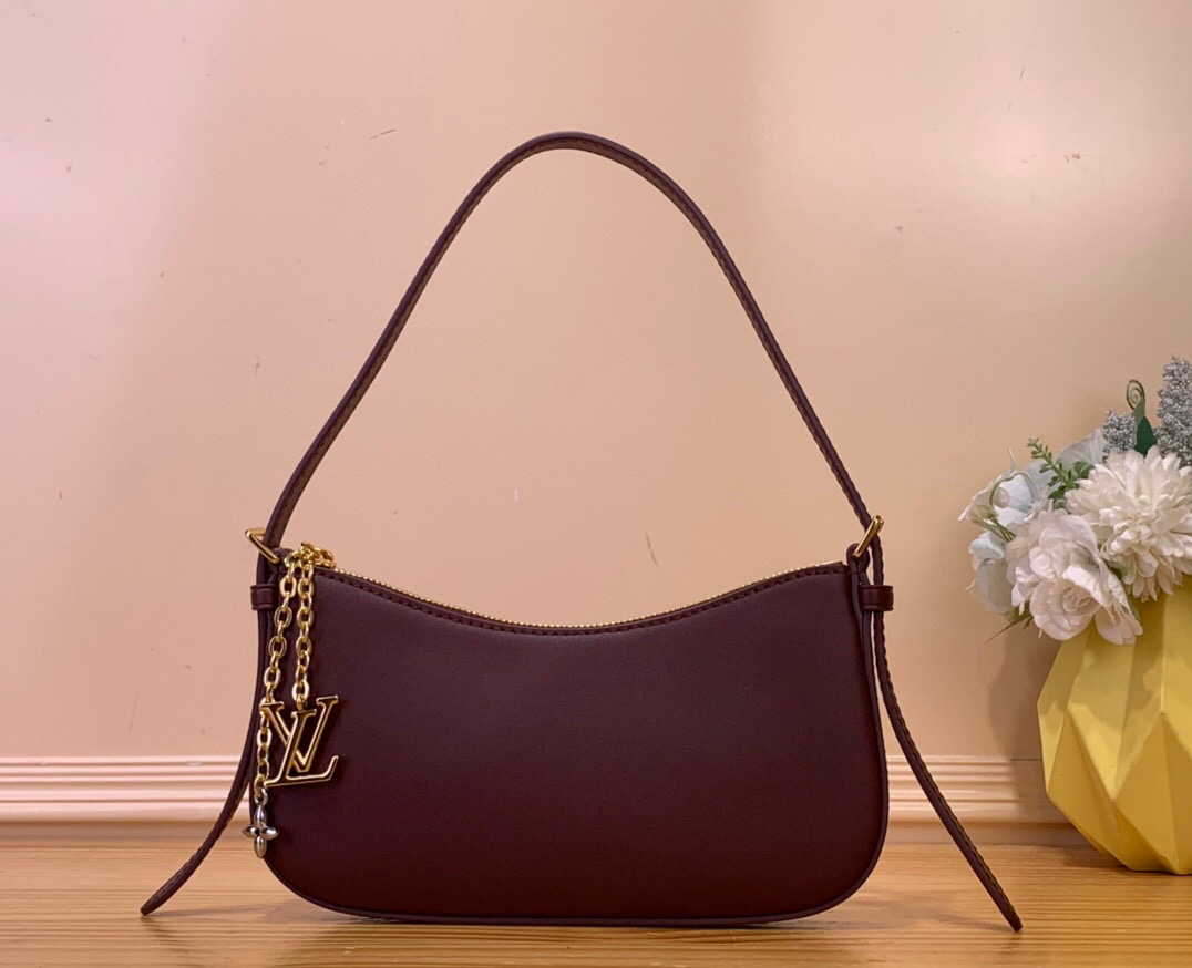 NO:552360,Top original order [ochette LV Bloom handbag] M25784 rose m25525 black m25650 maroon Introducing the ochette LV Bloom Ys a day and night design that can complement any look. It is made from calfskin in a timeless color palette and features contrasting gold and silver hardware for a modern feel. Note LV  Bloom's signature charm, which adorns the zipper pull, adds a touch of jewelry-inspired detail. The clasp can be adjusted to find the perfect drop for the shoulder. Measures 23 x 10 x 4 cm. 5816065, louis vuitton, cowhide19860909顶级原单【ochette LV Bloom 手袋】M25784 玫红 m25525 黑色 m25650 枣红色 介绍ochette LV Bloom Ys一种日夜设计,可以补充任何外观.它由小牛皮制成,采用永恒的配色,并采用对比鲜明的金色和银色五金件,打造出现代感.注意LV Bloom标志性吊饰,它装饰着拉链拉手,增加了一丝珠宝灵感的细节.扣子可以调整,以找到肩背的完美下降. 尺寸23 x 10 x 4厘米.5816065,,louis vuitton,cowhide,Bag