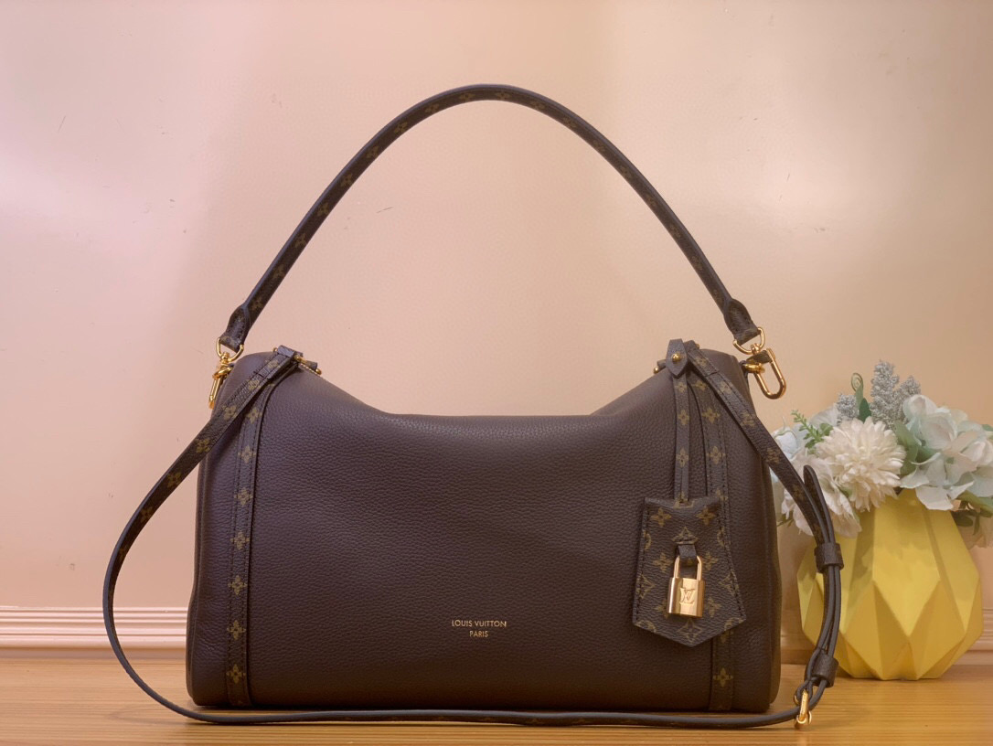 NO:552362,Top original order [EXRESS medium handbag] m26359 coffee color (oiled leather) m26397 coffee color (lychee pattern) m26358 apricot color This season's Exress Lt medium handbag is specially designed for modern women. This iconic design uses a cow leather body with Monogram classic canvas trim. Monogram  The jacquard lining pays tribute to the brand's long heritage, making it a perfect choice for urban life. You can switch to various carrying methods at will. The key bag and padlock add the finishing touch to the overall design. Dimensions: 24 x 18.5 x 36 cm. 7219082.. (height x width x length),,cowhide19860909顶级原单【EXRESS 中号手袋】 m26359 咖色（油腊皮） m26397 咖色（荔枝纹） m26358 杏色 本季 Exress Lt中号手袋专为现代女性匠心打造.本款标志性设计采用牛皮革包身搭配 Monogram 经典帆布饰边.Monogram 提花内衬致敬品牌悠久传承,成就都市生活佳选,可随心切换多种背法.点睛之笔的钥匙包与挂锁,为整体设计增添点睛精妙细节. 尺寸24 x 18.5 x 36 厘米.7219082.. (高 x 宽 x 长度),,cowhide,Bag