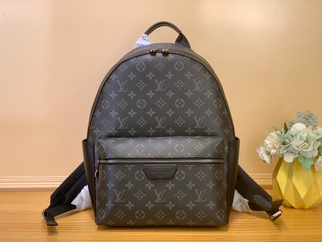 NO:552366,Top Original [Discovery Backack Small Backpack] m22558 Black Flower Discovery Backack M is made of Monogram Eclise hx canvas and is the slightly smaller of the two Discovery backpacks. But it is equally versatile. External pockets, front zipper pockets and open pockets on both sides mean it is easy to get essentials. Internal pockets keep things organized. Dimensions 29 x 38 x 20 cm. 6517075,,backpacks19860909顶级原单【Discovery Backack 小号双肩包】m22558 黑花 Discovery Backack M由Monogram Eclise hx帆布制成,是两个Discovery背包中略小的.但它同样多才多艺.外部口袋、前拉链口袋和两侧的开放式口袋,意味着很容易买到必需品.里面的口袋让东西井井有条. 尺寸29 x 38 x 20厘米.6517075,,backpacks,Bag