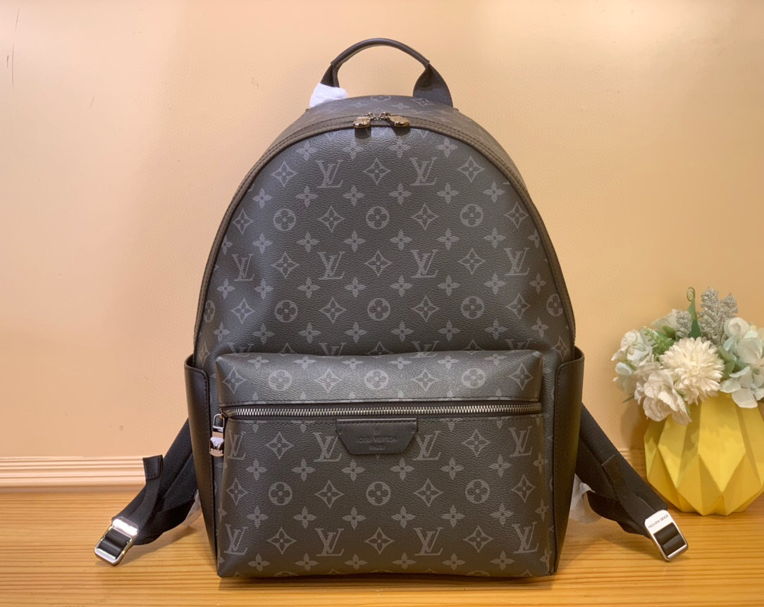 NO:552364,Top original item [Discovery Backack medium backpack] m22545 Black Flower This Discovery medium backpack is made of Monogram Eclise Hx canvas and metal parts to show its elegant style. The front pocket is convenient for accessing accompanying items, the inner pocket and double zipper closure ensure safe and orderly storage, and the adjustable fabric shoulder strap allows for comfortable carrying. Dimensions 42 x 17 x 31 cm 6817075,19860909顶级原单【Discovery Backack 中号双肩包】 m22545 黑花 本款 Discovery 中号双肩包以 Monogram Eclise Hx帆布和金属件彰显俊逸风范.前袋方便取放随行物品,内袋和双拉链开合确保收纳稳妥有序,可调节织物肩带实现舒适背携. 尺寸42 x 17 x 31 厘米 6817075,,Bag