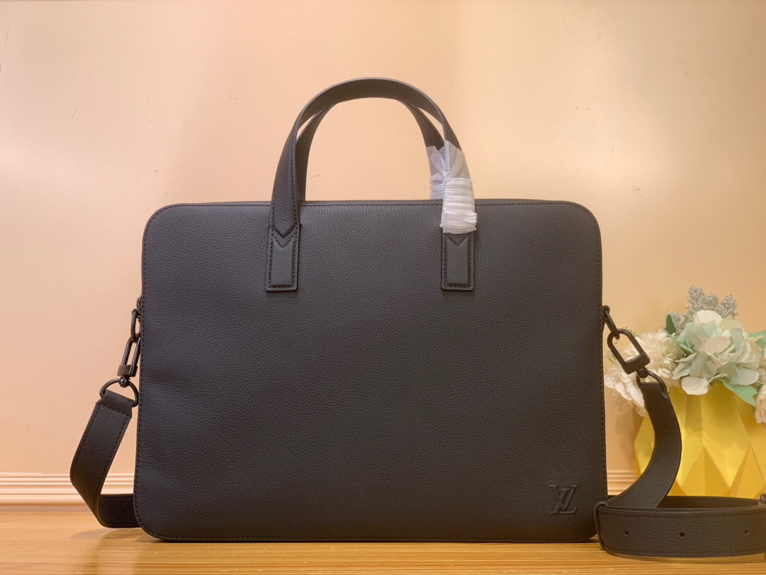 NO:552439,Top original list [GATE briefcase] m15258 black/business Gate hx briefcase uses wax-faced cowhide leather to create a gentle configuration and abundant space, with a lining compartment to safely store a 16-inch laptop. The slim design is paired with removable and adjustable shoulder straps to achieve a free conversion of hand hold, shoulder or crossbody. Size 30 x 4 x 39.5 cm.8519095 (height x width x length),,cowhide19860909顶级原单【GATE 公文包】 m15258 黑色/商务 Gate hx公文包选用蜡面牛皮革塑造轻柔构型和充裕空间,以加衬内隔层稳妥收纳 16 寸笔记本电脑.纤薄设计搭配可拆卸并调节的肩带,实现手拿、肩背或斜挎的自如转换. 尺寸30 x 4 x 39.5 厘米.8519095 (高 x 宽 x 长度),,cowhide,Bag