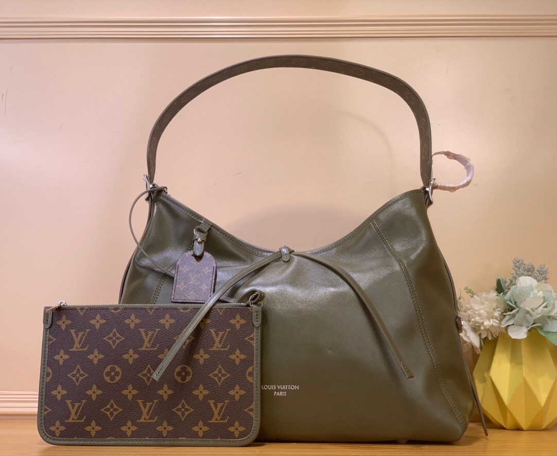 NO:552379,Top original order [CARRYALL VIBE medium handbag] m14268 dark khaki gray green This CarryAll Vibe Sj medium handbag is from the Back To School series, with trendy touches to fit the rhythm of urban life. Monogram Emreinte leather creates ample space, which can properly store daily necessities such as tablets and notepads. The detachable LV nameplate adds brand style, and the ingenious design allows for a variety of carrying methods. Size 30 x 15 x  39 cm 8519095 (height x width x length),,louis vuitton19860909顶级原单【CARRYALL VIBE 中号手袋】 m14268 深卡其灰绿色 本款 CarryAll Vibe Sj中号手袋出自 Back To School 系列,以潮流笔触契合都市生活节奏.Monogram Emreinte 皮革构筑充裕空间,可妥善收纳平板电脑和记事本等日常所需.可拆卸 LV 名牌再添品牌格调,匠心设计实现多种背携方式. 尺寸30 x 15 x 39 厘米 8519095 (高 x 宽 x 长度),,louis vuitton,Bag