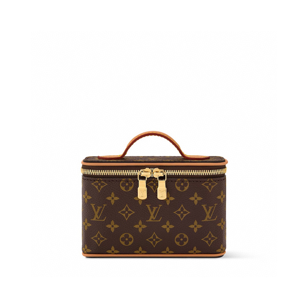 NO:552394,Top original sheet【NICE BEAUTY Makeup Bag】 m83079 This Nice Beauty Ms Makeup Bag reshapes the classic design, highlighting the iconic details with double zippers, VVN handles, Monogram canvas and Vuittonite inner lining. The exquisite configuration can be easily placed in various handbags and suitcases. Size 11.5 x 3.5 x 13.5 cm2613036 (H x W x Length),,cosmetic bags & cases19860909顶级原单【NICE BEAUTY 化妆包】 m83079 本款 Nice Beauty Ms化妆包重塑经典设计,以双拉链、VVN 手柄、Monogram 帆布和 Vuittonite 内里彰显标志性细节.精巧构型可轻松置于各式手袋和行李箱. 尺寸11.5 x 3.5 x 13.5 厘米2613036 (高 x 宽 x 长度),,cosmetic bags & cases,Bag