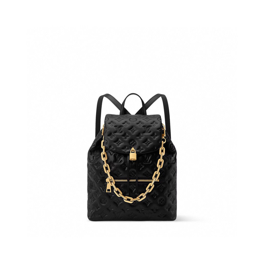 NO:552397,Top original item [Coussin Backack MM Backpack] m25508 The black Coussin Backpack returns this season in this spacious MM version, with enough space to store a laptop and tablet, as well as other daily essentials. Perfect for the city, it is made from padded calfskin, patterned with House's signature Monogram, and features a signature gold chain and padlock. The versatile design can also be worn over the shoulder or handheld, providing many styling options.  Size 27.5×33.×12cm,,backpacks,cowhide19860909顶级原单【Coussin Backack MM 双肩包】 m25508 黑色 Coussin背包在这个尺寸宽敞的MM版中回归本季,有足够的空间存放笔记本电脑和平板电脑,以及其他日常必需品.非常适合城市,它由衬垫小牛皮制成,图案带有House的标志性Monogram,并带有标志性的金色链条和挂锁.多功能设计也可以戴在肩上或手提,提供了许多造型选择. 尺寸27.5×33.×12厘米,,backpacks,cowhide,Bag