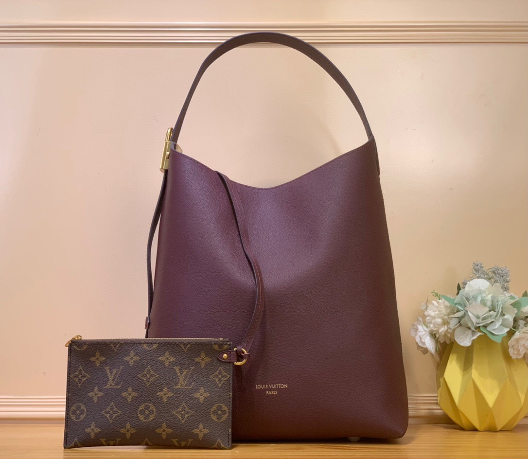 NO:552401,Top original item [Sac Hobo MM handbag] m15209 maroon This version of the Hobo MM Ys bag revisits the season in the iconic concerto red, combining a casual chic look with the clean lines of House. It has an iconic padlock made of aged gold-tone metal. This clever and elegant model includes an inner pocket and a removable Monogram pouch to store small personal items. Dimensions 31x35x18 cm.8219095 (length x height x width),19860909顶级原单【Sac Hobo MM 手袋】 m15209 枣红色 这个版本的Hobo MM Ys包以标志性的协奏曲红色重温了本季,结合了休闲别致的外观和House的简洁线条.它有一把標誌性的掛鎖,由老化的金色金屬製成.这款巧妙而优雅的模型包括一个内袋和一个可拆卸的Monogram小袋,可以存放小个人物品. 尺寸31x35x18厘米.8219095（长度x高度x宽度）,,Bag