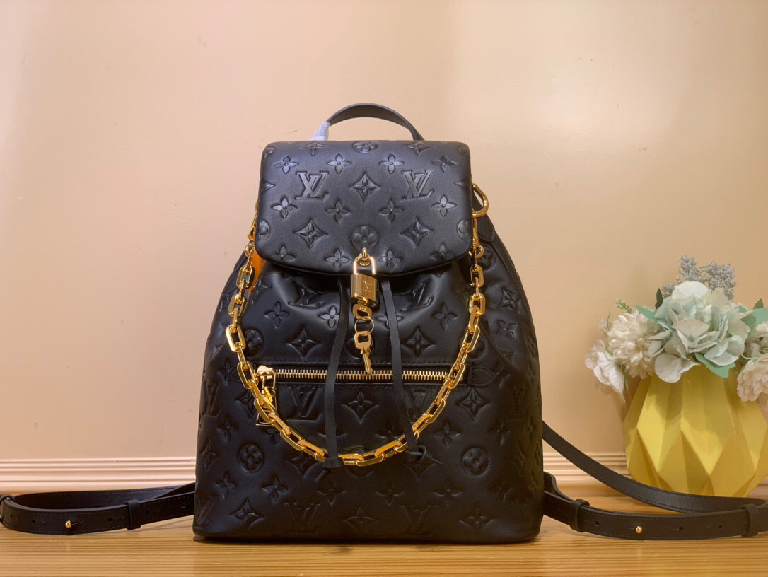 NO:552426,Top original item [Coussin Backack MM Backpack] m25508 Black Coussin Ys backpack returns this season in this spacious MM version, with enough space to store a laptop and tablet, as well as other daily essentials. Ideal for the city, it is made of padded calfskin, patterned with House's signature Monogram, and features a signature gold chain and padlock. The versatile design can also be worn over the shoulder or hand-held, providing many styling options.  Size 27.5×33.×12 cm.9219895,,backpacks,cowhide19860909顶级原单【Coussin Backack MM 双肩包】 m25508 黑色 Coussin Ys背包在这个尺寸宽敞的MM版中回归本季,有足够的空间存放笔记本电脑和平板电脑,以及其他日常必需品.非常适合城市,它由衬垫小牛皮制成,图案带有House的标志性Monogram,并带有标志性的金色链条和挂锁.多功能设计也可以戴在肩上或手提,提供了许多造型选择. 尺寸27.5×33.×12厘米.9219895,,backpacks,cowhide,Bag