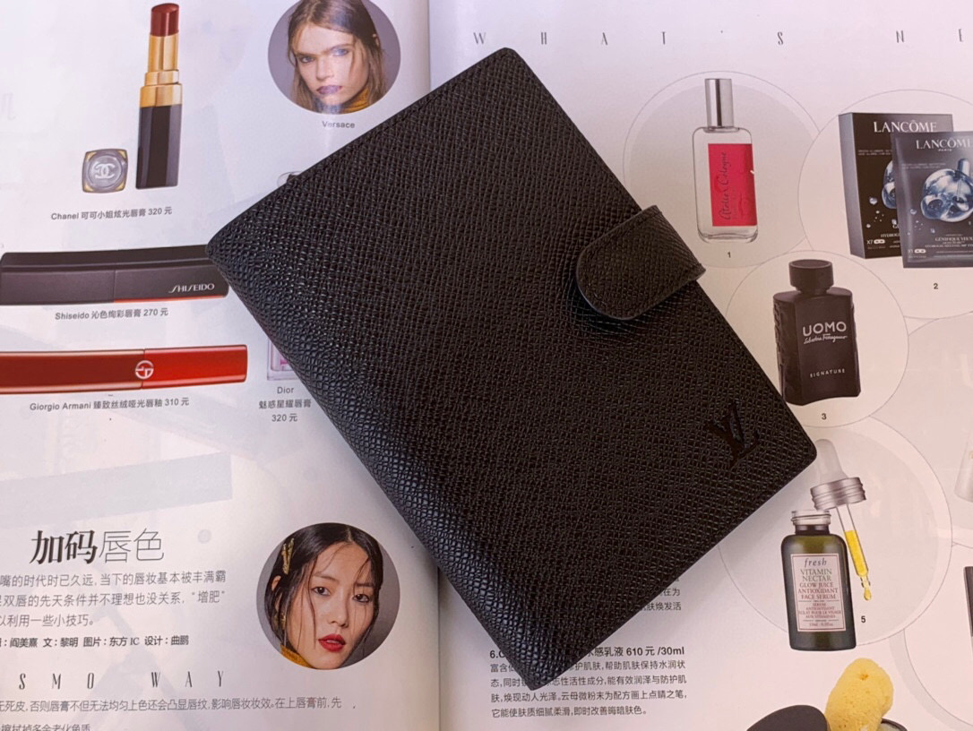 NO:552409,Top original order [small loose-leaf notepad cover - notebook] R5 presbyopic R20706 white grid R20426 black/cross pattern R20052 black/water ripple This small notepad cover is made of Monogram 18 canvas and can hold three credit cards, and can also be used as an address book, notebook or calendar. Dimensions 14.5 x 2 x 10 cm. 2613035 (height x width x  length),19860909顶级原单【小号活页记事本封面-笔记本】R5 老花 R20706 白格 R20426 黑色/ 十字纹 R20052 黑色/水波纹 这款小型记事本封套以 Monogram 18帆布制造,可放三张信用卡,亦可作通讯册、笔记册或日历. 尺寸14.5 x 2 x 10 厘米.2613035 (高 x 宽 x 长度),,Bag