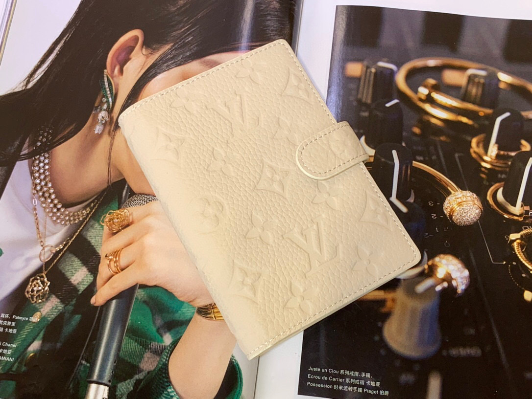 NO:552405,Top original order [small loose-leaf notepad cover - notebook] R5 presbyopic R20706 white grid R20426 black/cross pattern R20052 black/water ripple This small notepad cover is made of Monogram 18 canvas and can hold three credit cards, and can also be used as an address book, notebook or calendar. Dimensions 14.5 x 2 x 10 cm. 2613035 (height x width x  length),19860909顶级原单【小号活页记事本封面-笔记本】R5 老花 R20706 白格 R20426 黑色/ 十字纹 R20052 黑色/水波纹 这款小型记事本封套以 Monogram 18帆布制造,可放三张信用卡,亦可作通讯册、笔记册或日历. 尺寸14.5 x 2 x 10 厘米.2613035 (高 x 宽 x 长度),,Bag