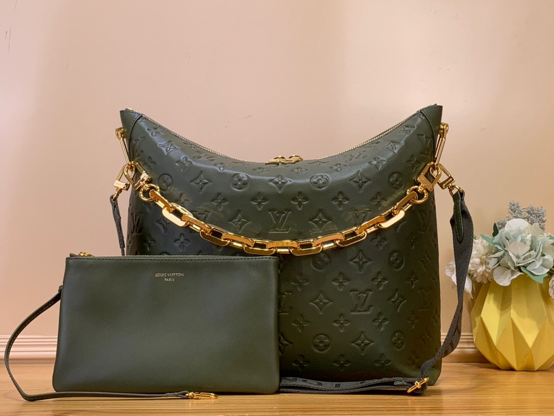 NO:552399,Top original order [Coussin Hobo MM handbag] m12071 taupe m12068 black m12072 purple (embossed) m15228 dark green as Coussin  Complementing the Ys range's statement, this new Hobo model strikes a balance between style and functionality. Showcasing the range's signature design details, it is made from smooth padded leather embossed with the house's monogram and has a signature chunky chain accented with gold-tone hardware. The large removable textile strap offers a variety of wearing options. This versatile product also includes a removable zipper bag, sized to store a laptop. Dimensions 38 x 33 x 10 cm  931981000,19860909顶级原单【Coussin Hobo MM手袋】m12071 灰褐色 m12068 黑色 m12072 紫红色 (压花) m15228 深绿色 作为Coussin Ys系列的声明补充,这款新的Hobo模型在时尚和功能之间取得了平衡.展示了该系列的标志性设计细节,它由光滑的衬垫皮革制成,上面压有房子的字母组合,并有一个标志性的厚实的链条,点缀着金色的五金.大型可拆卸纺织带提供多种穿着选择.这款多功能产品还包括一个可拆卸的拉链袋,尺寸可以存放笔记本电脑. 尺寸38 x 33 x 10厘米 931981000,,Bag