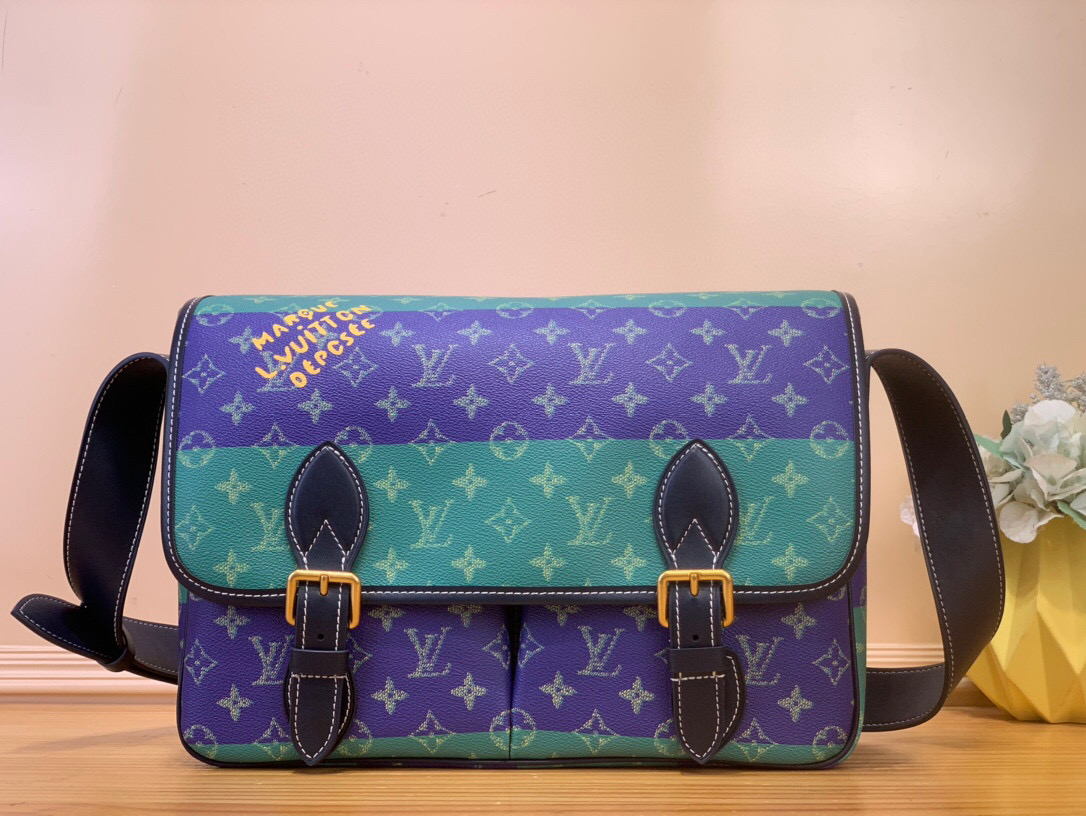 NO:552413,Top original order [SATCHEL messenger bag] m15187 blue green This Satchel messenger bag is made of Monogram Heritage Hr coated canvas embellished with old metal buckles. It is integrated with fabric lining in a spacious configuration, which can easily handle business occasions and leisure travel. The interior is lined with laptop compartment and front pocket for neat storage, and the Marque L.Vuitton Déosée logo adds a brand touch. Size 24 x 12 x 35.5  cm.5317065 (height x width x length),19860909顶级原单【SATCHEL 邮差包】 m15187 蓝绿色  本款 Satchel 邮差包为 Monogram Heritage Hr涂层帆布点缀做旧金属搭扣,于宽敞构型融入织物内衬,可轻松驾驭商务场合与休闲出行.内里加衬笔记本电脑隔层和前袋实现齐整收纳,Marque L.Vuitton Déosée 标识再添品牌笔触. 尺寸24 x 12 x 35.5 厘米.5317065 (高 x 宽 x 长度),,Bag