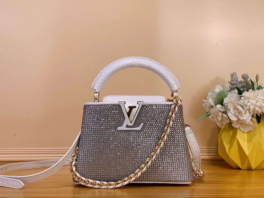 NO:552435,Top original order [capucines mini handbag] M83088 original imported crystal diamonds with original imported crocodile leather pattern, fully hand-set with diamonds, crystal diamonds and cowhide leather. This Capucines East-West mini handbag comes from the Exceptionals LV Sparkle series, lighting up the spring and summer show with complex design. Brilliant cut imitation crystal, all-steel chain ingeniously sewn into the cowhide base, LV  The monogram logo pays tribute to the brand's long heritage. The flap can be placed externally or internally, and the detachable shoulder strap allows for a variety of styling possibilities. Can store a 6.7-inch smartphone, Capucines short wallet, lipstick and keys. The shoulder strap is detachable and adjustable. The half-length strap is 53.0 cm. The half-length strap is adjustable to 58.0 cm. Handle Single handle Mini 12   x 8 x 22 cm.130121450,,louis vuitton,cowhide,crocodile skin19860909顶级原单【capucines mini手袋】M83088 原进口水晶钻 配原进口鳄鱼皮纹 全手工镶钻 水晶钻配牛皮本款 Capucines East-West 迷你手袋出自 Exceptionals LV Sparkle 系列,以繁复设计点亮 春夏秀场.璀璨的切割仿水晶,全钢链条匠心缝入牛皮革基底,LV 字母标识致意品牌悠久传承.翻盖可外置或内收,搭配可拆卸肩带实现多种造型可能. 可收纳 6.7 寸智能手机、Capucines 短款钱夹、口红和钥匙 肩带可拆卸,可调节 包带半长53.0 厘米 包带半长可调至58.0 厘米 手柄单手柄 迷你12 x 8 x 22 厘米.130121450,,louis vuitton,cowhide,crocodile skin,Bag