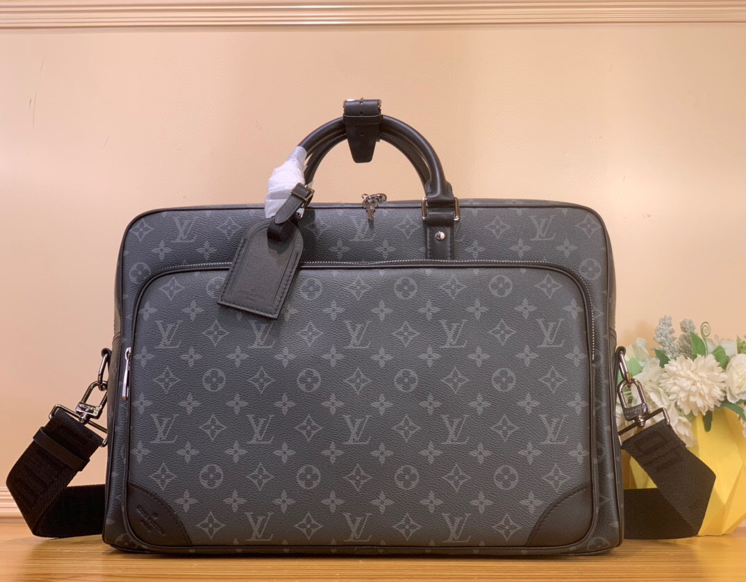 NO:552429,Top original order [WEEKENDER Handbag - Briefcase] m11512 Black Flower This Weekender Hx handbag is made of Monogram Eclise canvas and has a suitable size. It can be easily fixed to the top of the Horizon trolley case through the back strap. The handsome design includes front pockets, inner pockets and back pockets. Multiple carrying options make it easy to switch between hand, shoulder or crossbody. Dimensions 31 x 18 x 46 cm (height x width)  x length).7318085,19860909顶级原单【WEEKENDER 手袋- 公文包】m11512 黑花 本款 Weekender Hx手袋以 Monogram Eclise 帆布塑造合宜尺寸,可通过背面饰带轻松固定于 Horizon 拉杆箱顶部.俊朗设计囊括前袋、内袋和后袋,多种背携选择便于手提、肩背或斜挎随心切换. 尺寸31 x 18 x 46 厘米 (高 x 宽 x 长度).7318085,,Bag