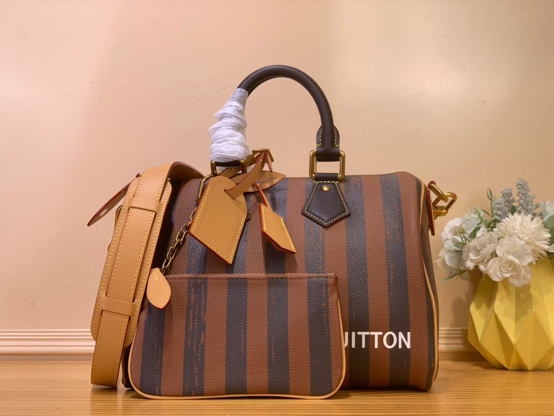 NO:552476,Top original order [Seedy 9 Bandoulière 30 handbag] m14077 green m14067 red m13914 pink m13904 black m14064 light green / brown. M15282 royal blue. stripes Seedy 9 Bandoulière  Made of ultra-soft calfskin with Monogram print, the 30 bag is perfectly compact yet roomy enough to hold your daily essentials. Meticulous details, such as the traditional side locks or the premium lambskin lining, are a testament to the craftsmanship of this bag. In addition to the top handle, there is a removable strap. Dimensions 32 x 22.5 x 18 cm 130121450,,cowhide,sheepskin19860909顶级原单【Seedy 9 Bandoulière 30 手袋】m14077 绿色 m14067 红色 m13914 粉色 m13904 黑色 m14064 淡绿色 / 棕色. M15282宝蓝.条纹 Seedy 9 Bandoulière 30包由超柔软的小牛皮制成,带有Monogram印花,尺寸完美紧凑但足够宽敞,可以装下日常必需品.细致的细节,如传统侧锁或优质小羊皮衬里,证明了这款包的精湛工艺.除了顶部手柄外,还有一条可拆卸的带子. 尺寸32 x 22.5 x 18厘米130121450,,cowhide,sheepskin,Bag