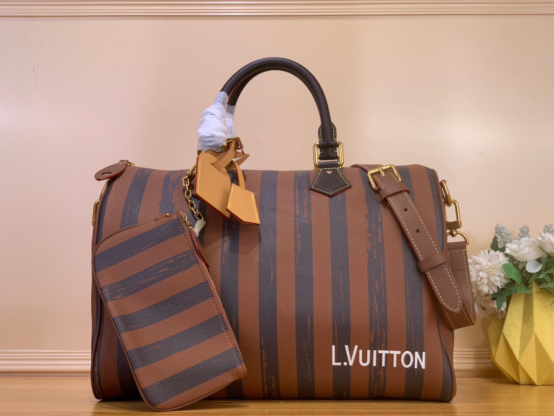 NO:552444,Top original order [SEEDY 9 BANDOULIRE40 handbag] M24417 Stripe/Brown This Seedy 9 Bandoulière 40 Monogram Leather handbag is soft grained cow leather wrapped with sheep leather lining, with a silk screen Monogram pattern to present the blurred look of canvas printing, expressing the new season ingenuity of creative director Harrell Williams. Size 40 x 26  x23 cm (length x height x width),,cowhide,sheepskin19860909顶级原单【SEEDY 9 BANDOULIRE40手袋】M24417条纹/ 咖色 本款Seedy 9 Bandoulière 40 Monogram Leather手袋为柔软粒面牛皮革包裹羊皮革内衬,以丝印Monogram 图案呈现帆布印花的迷离观感,道出创意总监harrell Williams的新季巧思. 尺寸40 x 26 x23厘米(长度x高x宽),,cowhide,sheepskin,Bag