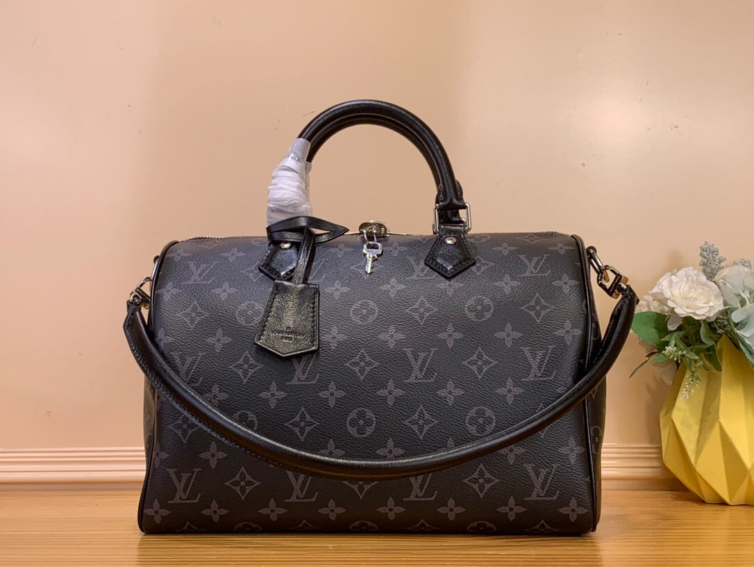 NO:552465,Top original order [SEEDY SOFT 30 handbag] m15102 black flower This Seedy Soft 30 Hl handbag is from the LV Ski series, using Monogram Eclise canvas to renew the classic design. The double chain, pleated leather key bag and iconic padlock highlight the gorgeous details, and the right size can accommodate a tablet and other daily needs. Dimensions 21 x 17 x 30 cm 6317075 (H x W x  length),,louis vuitton19860909顶级原单【SEEDY SOFT 30 手袋】 m15102 黑花 本款 Seedy Soft 30 Hl手袋出自 LV Ski 系列,以 Monogram Eclise 帆布焕新经典设计.双链条、褶皱皮革钥匙包和标志性挂锁彰显华美细节,恰宜尺寸可容纳平板电脑和其他日常所需. 尺寸21 x 17 x 30 厘米 6317075 (高 x 宽 x 长度),,louis vuitton,Bag