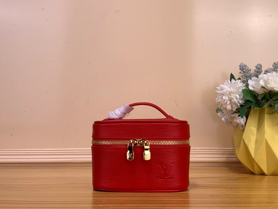 NO:552454,Top original sheet [NICE NANO Makeup Bag] m25857 Pink/Water Ripples Red This Nice Nano ms makeup bag is made of granular Ei leather and washable fabric lining, which is ingeniously echoing the lip balm color of the Louis Vuitton Beauty Series. The double zipper closure and inner patch pockets show functional considerations, and the exquisite configuration can easily accommodate toiletries and cosmetics, making it another travel companion. Size 10.2 x 8.5 x 14 cm.3814045 (height x width x length),,louis vuitton,cosmetic bags & cases19860909顶级原单【NICE NANO 化妆包】 m25857 粉色/水波纹 红色 本款 Nice Nano ms化妆包以粒面 Ei 皮革和可水洗织物内衬构筑华美格调,与路易威登美妆系列的唇膏色彩巧妙呼应.双拉链开合和内贴袋彰显功能考量,精巧构型可轻松容纳洗漱用品和化妆品,成就又一旅行良伴. 尺寸10.2 x 8.5 x 14 厘米.3814045 (高 x 宽 x 长度),,louis vuitton,cosmetic bags & cases,Bag