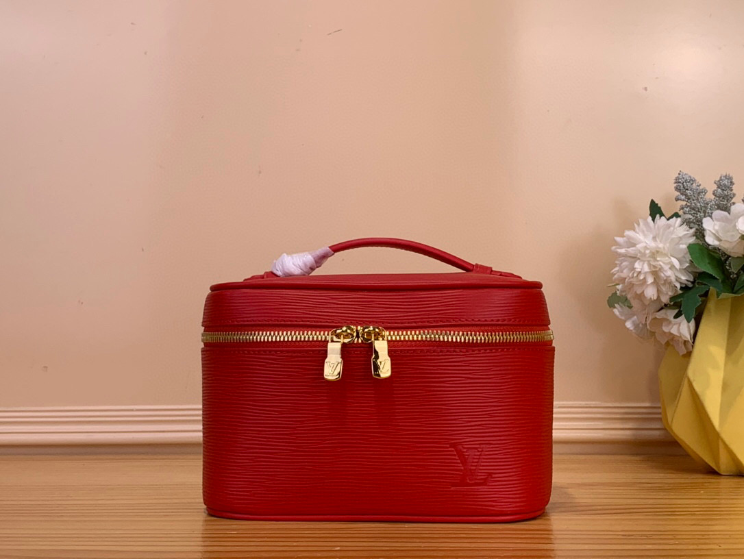 NO:552452,Top Original Order [NICE Mini Cosmetic Bag] m15191 Red/Water Wave This Nice mini cosmetic bag draws inspiration from the lipsticks of Louis Vuitton's beauty series, rendering the Eims grained leather and washable fabric lining eye-catching colors, showing the brand's elegant style. The zipper bag under the flap can keep items securely, and the compact structure makes it a good choice for home or travel storage. Dimensions 13.5 x 12 x 20  cm.4015055 (height x width x length),,louis vuitton,cosmetic bags & cases19860909顶级原单【NICE 迷你化妆包】 m15191 红色/水波纹 本款 Nice 迷你化妆包向路易威登美妆系列的唇膏采撷灵感,为 Ei ms粒面皮革和可水洗织物内衬渲染瞩目色调,尽展品牌典雅风范.翻盖下方的拉链袋可妥善保管物品,精巧构型成就居家或旅行收纳佳选. 尺寸13.5 x 12 x 20 厘米.4015055 (高 x 宽 x 长度),,louis vuitton,cosmetic bags & cases,Bag