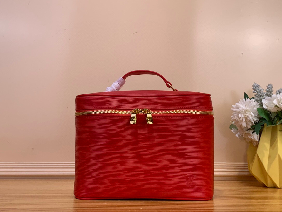 NO:552450,Top original order [NICE BB cosmetic bag] m25856 maroon/water ripple red This Nice Ms mini cosmetic bag captures the lipstick color of the Louis Vuitton beauty series, and is made of Ei grain leather to create a soft structure, and then uses the flat leather handle to release storage space. Use the LV inscribed zipper puller to open the double zipper wide mouth flap at the top, which is now washable fabric lining. The perfect size for easy placement in a travel bag. Size 18 x  14.5 x 24 cm.4615055 (height x width x length),,louis vuitton,louis vuitton,cosmetic bags & cases19860909顶级原单【NICE BB 化妆包】 m25856 枣红色 /水波纹 红色 本款 Nice Ms迷你化妆包撷取路易威登美妆系列的唇膏色彩,以 Ei 粒面皮革塑造柔软构型,再借平放的皮革手柄释放收纳空间.巧用 LV 铭纹拉链头开启顶部的双拉链广口翻盖,即现可水洗织物内衬.恰宜尺寸方便置入旅行袋. 尺寸18 x 14.5 x 24 厘米.4615055 (高 x 宽 x 长度),,louis vuitton,louis vuitton,cosmetic bags & cases,Bag