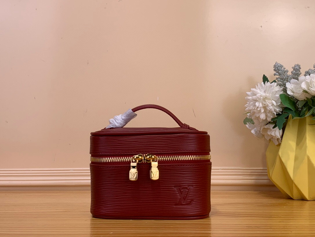 NO:552437,Top original order [NICE NANO cosmetic bag] m25857 pink/water ripple red This Nice Nano ms cosmetic bag is made of grained Ei leather and washable fabric lining to create a gorgeous style, which cleverly echoes the lipstick color of Louis Vuitton beauty series. The double zipper closure and inner patch pocket highlight functional considerations, and the exquisite structure can easily accommodate toiletries and cosmetics, making it another good travel companion. Size 10.2 x 8.5 x  14 cm.3814045 (height x width x length),,louis vuitton,cosmetic bags & cases19860909顶级原单【NICE NANO 化妆包】 m25857 粉色/水波纹 红色 本款 Nice Nano ms化妆包以粒面 Ei 皮革和可水洗织物内衬构筑华美格调,与路易威登美妆系列的唇膏色彩巧妙呼应.双拉链开合和内贴袋彰显功能考量,精巧构型可轻松容纳洗漱用品和化妆品,成就又一旅行良伴. 尺寸10.2 x 8.5 x 14 厘米.3814045 (高 x 宽 x 长度),,louis vuitton,cosmetic bags & cases,Bag