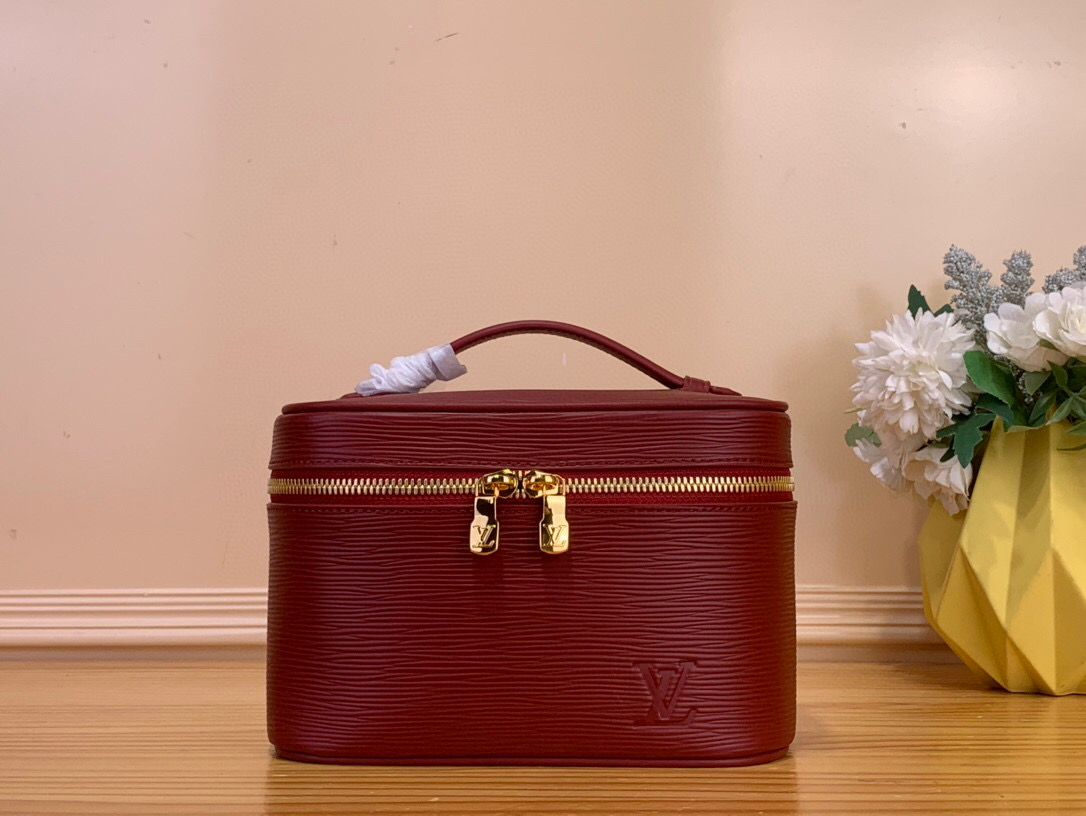 NO:552434,Top original list [NICE Mini Makeup Bag] m15191 Red/Water Ripples This Nice Mini Makeup Bag is inspired by the lipstick collection of Louis Vuitton Beauty Series, and is used to render the eye-catching tone for Ei ms grain leather and washable fabric lining, showing the elegant style of the brand. The zipper bag under the flip cover can properly store items, and the exquisite configuration makes it a good choice for home or travel storage. Size 13.5 x 12 x 20 cm.4015055 (height x width x length),,louis vuitton,cosmetic bags & cases19860909顶级原单【NICE 迷你化妆包】 m15191 红色/水波纹 本款 Nice 迷你化妆包向路易威登美妆系列的唇膏采撷灵感,为 Ei ms粒面皮革和可水洗织物内衬渲染瞩目色调,尽展品牌典雅风范.翻盖下方的拉链袋可妥善保管物品,精巧构型成就居家或旅行收纳佳选. 尺寸13.5 x 12 x 20 厘米.4015055 (高 x 宽 x 长度),,louis vuitton,cosmetic bags & cases,Bag