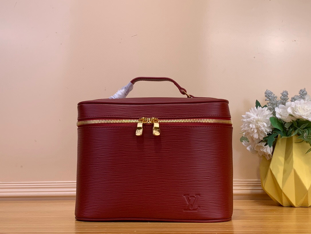 NO:552477,Top original order [NICE BB cosmetic bag] m25856 maroon/water ripple red This Nice Ms mini cosmetic bag captures the lipstick color of the Louis Vuitton beauty series, and is made of Ei grain leather to create a soft structure, and then uses the flat leather handle to release storage space. Use the LV inscribed zipper puller to open the double zipper wide mouth flap at the top, which is now washable fabric lining. The perfect size for easy placement in a travel bag. Size 18 x  14.5 x 24 cm.4615055 (height x width x length),,louis vuitton,louis vuitton,cosmetic bags & cases19860909顶级原单【NICE BB 化妆包】 m25856 枣红色 /水波纹 红色 本款 Nice Ms迷你化妆包撷取路易威登美妆系列的唇膏色彩,以 Ei 粒面皮革塑造柔软构型,再借平放的皮革手柄释放收纳空间.巧用 LV 铭纹拉链头开启顶部的双拉链广口翻盖,即现可水洗织物内衬.恰宜尺寸方便置入旅行袋. 尺寸18 x 14.5 x 24 厘米.4615055 (高 x 宽 x 长度),,louis vuitton,louis vuitton,cosmetic bags & cases,Bag