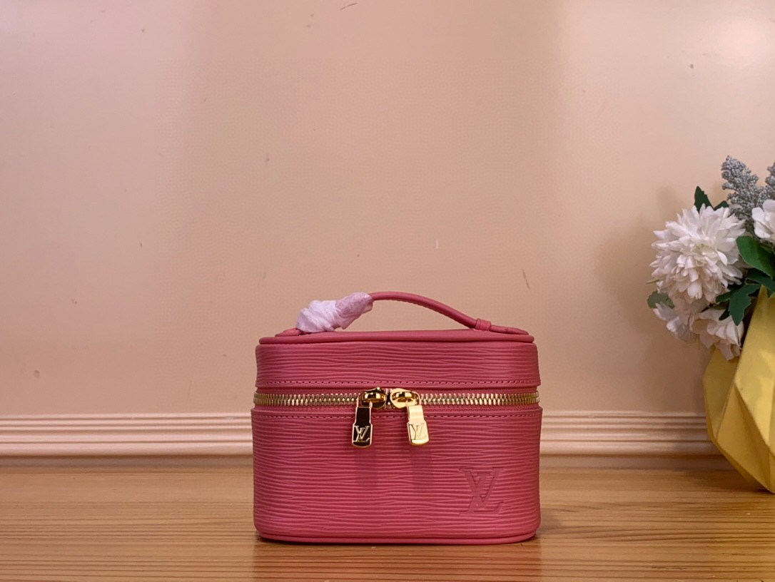 NO:552449,Top original order [NICE NANO cosmetic bag] m25857 pink/water ripple red This Nice Nano ms cosmetic bag is made of grained Ei leather and washable fabric lining to create a gorgeous style, which cleverly echoes the lipstick color of Louis Vuitton beauty series. The double zipper closure and inner patch pocket highlight functional considerations, and the exquisite structure can easily accommodate toiletries and cosmetics, making it another good travel companion. Size 10.2 x 8.5 x  14 cm.3814045 (height x width x length),,louis vuitton,cosmetic bags & cases19860909顶级原单【NICE NANO 化妆包】 m25857 粉色/水波纹 红色 本款 Nice Nano ms化妆包以粒面 Ei 皮革和可水洗织物内衬构筑华美格调,与路易威登美妆系列的唇膏色彩巧妙呼应.双拉链开合和内贴袋彰显功能考量,精巧构型可轻松容纳洗漱用品和化妆品,成就又一旅行良伴. 尺寸10.2 x 8.5 x 14 厘米.3814045 (高 x 宽 x 长度),,louis vuitton,cosmetic bags & cases,Bag