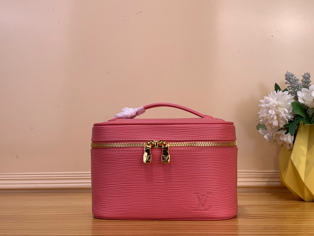 NO:552446,Top Original Order [NICE Mini Cosmetic Bag] m15191 Red/Water Wave This Nice mini cosmetic bag draws inspiration from the lipsticks of Louis Vuitton's beauty series, rendering the Eims grained leather and washable fabric lining eye-catching colors, showing the brand's elegant style. The zipper bag under the flap can keep items securely, and the compact structure makes it a good choice for home or travel storage. Dimensions 13.5 x 12 x 20  cm.4015055 (height x width x length),,louis vuitton,cosmetic bags & cases19860909顶级原单【NICE 迷你化妆包】 m15191 红色/水波纹 本款 Nice 迷你化妆包向路易威登美妆系列的唇膏采撷灵感,为 Ei ms粒面皮革和可水洗织物内衬渲染瞩目色调,尽展品牌典雅风范.翻盖下方的拉链袋可妥善保管物品,精巧构型成就居家或旅行收纳佳选. 尺寸13.5 x 12 x 20 厘米.4015055 (高 x 宽 x 长度),,louis vuitton,cosmetic bags & cases,Bag