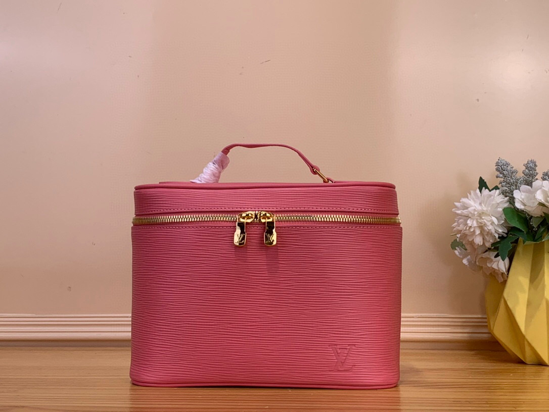 NO:552443,Top original order [NICE BB cosmetic bag] m25856 maroon/water ripple red This Nice Ms mini cosmetic bag captures the lipstick color of the Louis Vuitton beauty series, and is made of Ei grain leather to create a soft structure, and then uses the flat leather handle to release storage space. Use the LV inscribed zipper puller to open the double zipper wide mouth flap at the top, which is now washable fabric lining. The perfect size for easy placement in a travel bag. Size 18 x  14.5 x 24 cm.4615055 (height x width x length),,louis vuitton,louis vuitton,cosmetic bags & cases19860909顶级原单【NICE BB 化妆包】 m25856 枣红色 /水波纹 红色 本款 Nice Ms迷你化妆包撷取路易威登美妆系列的唇膏色彩,以 Ei 粒面皮革塑造柔软构型,再借平放的皮革手柄释放收纳空间.巧用 LV 铭纹拉链头开启顶部的双拉链广口翻盖,即现可水洗织物内衬.恰宜尺寸方便置入旅行袋. 尺寸18 x 14.5 x 24 厘米.4615055 (高 x 宽 x 长度),,louis vuitton,louis vuitton,cosmetic bags & cases,Bag