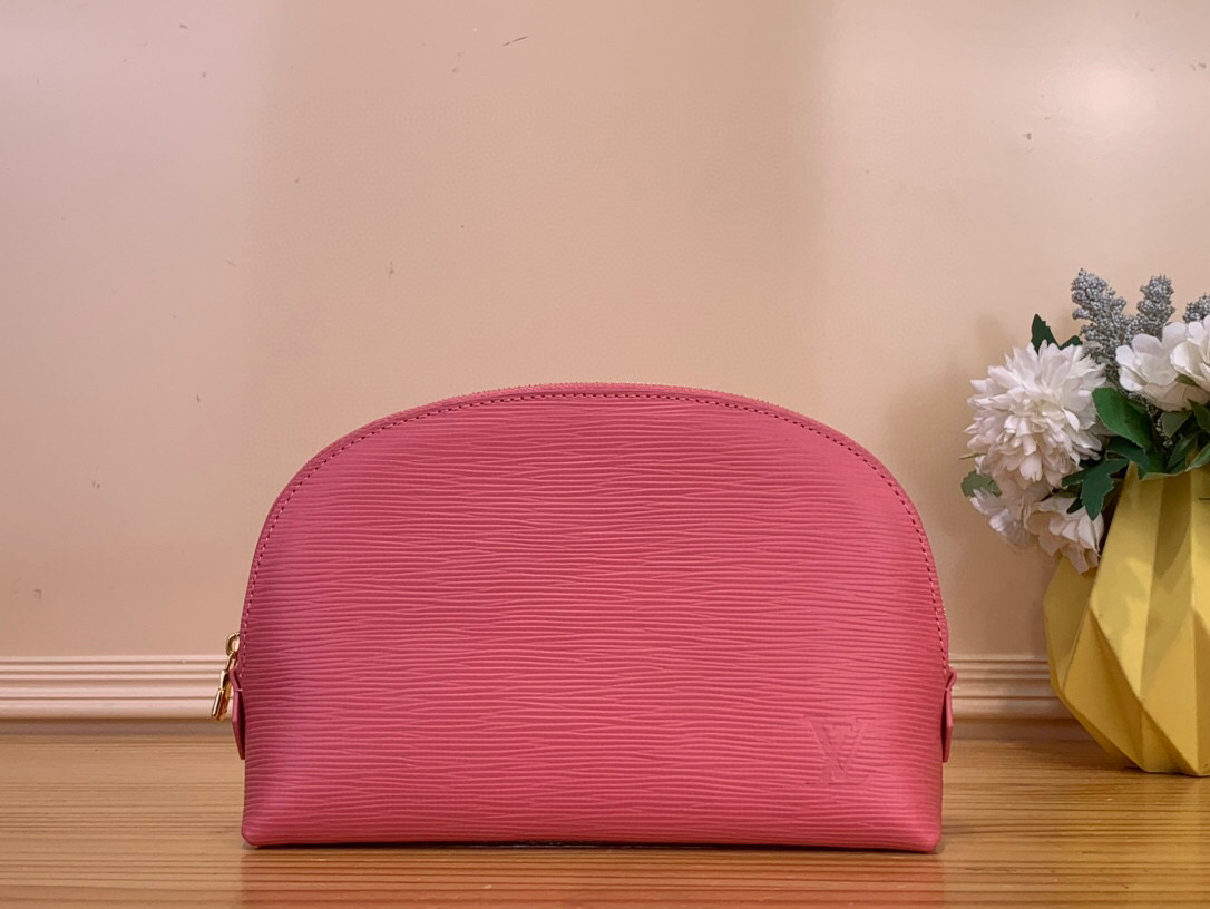 NO:552455,Top original order [OCCHETTE COSMTIQUE medium cosmetic bag] m15201 maroon m15197 red m15198 pink / water ripple This ochette Cosmétique Ms medium cosmetic bag is made of Ei grain leather integrated with the lipstick color of the Louis Vuitton beauty series, and the washable fabric lining creates a harmonious visual effect. LV  The letter zipper pull slowly reveals an elegant style, and the inner patch pocket adds functional considerations. Size: 22 x 15 x 6 cm 2813035 (height x width x length),,louis vuitton,louis vuitton,cosmetic bags & cases19860909顶级原单【OCHETTE COSMTIQUE 中号化妆包】 m15201 枣红色 m15197 红色 m15198 粉色 /水波纹 本款 ochette Cosmétique Ms中号化妆包为 Ei 粒面皮革融入路易威登美妆系列的唇膏色彩,与可水洗织物内衬共筑和谐同频的视觉效果.LV 字母拉链头缓缓流露优雅格调,内贴袋再添功能考量. 尺寸: 22 x 15 x 6 cm 2813035 (高 x 宽 x 长度),,louis vuitton,louis vuitton,cosmetic bags & cases,Bag