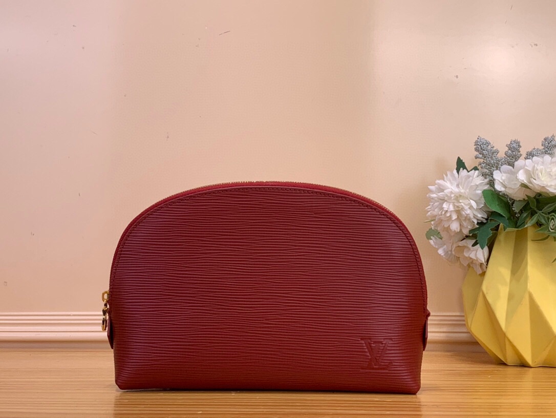 NO:552453,Top original sheet [OCHETTE COSMTIQUE medium cosmetic bag] m15201 maroon m15197 red m15198 pink / water ripple This ochette Cosmétique medium cosmetic bag is Ei grain leather integrated into the lipstick color of Louis Vuitton beauty series, creating a harmonious and frequency visual effect with the washable fabric lining. The LV letter zipper head slowly reveals elegant style, and the inner patch bag adds functional considerations. Size: 22 x 15 x 6 cm 2813035 (height x width x length),,louis vuitton,louis vuitton,cosmetic bags & cases19860909顶级原单【OCHETTE COSMTIQUE 中号化妆包】 m15201 枣红色 m15197 红色 m15198 粉色 /水波纹 本款 ochette Cosmétique 中号化妆包为 Ei 粒面皮革融入路易威登美妆系列的唇膏色彩,与可水洗织物内衬共筑和谐同频的视觉效果.LV 字母拉链头缓缓流露优雅格调,内贴袋再添功能考量. 尺寸: 22 x 15 x 6 cm 2813035 (高 x 宽 x 长度),,louis vuitton,louis vuitton,cosmetic bags & cases,Bag