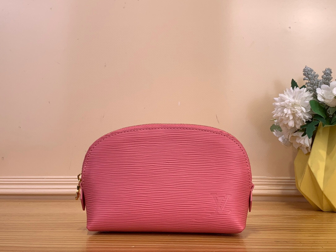 NO:552456,Top original order [OCCHETTE COSMTIQUE small cosmetic bag] m15201 maroon m15197 red m15198 pink / water ripple This ochette Cosmétique ms small cosmetic bag is made of Ei grain leather integrated with the lipstick color of the Louis Vuitton beauty series, and the washable fabric lining creates a harmonious visual effect. LV  The letter zipper pull slowly reveals an elegant style, and the inner patch pocket adds functional considerations. Size 12 x 6 x 19 cm 2613036 (height x width x length),,louis vuitton,louis vuitton,cosmetic bags & cases19860909顶级原单【OCHETTE COSMTIQUE 小号化妆包】 m15201 枣红色 m15197 红色 m15198 粉色 /水波纹 本款 ochette Cosmétique ms小号化妆包为 Ei 粒面皮革融入路易威登美妆系列的唇膏色彩,与可水洗织物内衬共筑和谐同频的视觉效果.LV 字母拉链头缓缓流露优雅格调,内贴袋再添功能考量. 尺寸12 x 6 x 19 厘米 2613036 (高 x 宽 x 长度),,louis vuitton,louis vuitton,cosmetic bags & cases,Bag