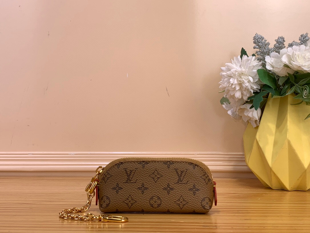 NO:552457,Top original order [Listick cosmetic bag] M25694 presbyopic Listick ms cosmetic bag deconstructs the classic structure of the brand cosmetic bag in a mini version, creating a perfect storage choice for a single lipstick. Monogram canvas combined with Vuittonite lining, with Yingze chain and spring buckle, showing the eclectic combination of long heritage and functional considerations. Dimensions 6 x 3.3 x 11 cm (height x width x length)  1913035,,cosmetic bags & cases19860909顶级原单【Listick 化妆包】M25694 老花 Listick ms化妆包以迷你版本解构品牌化妆包的经典构型,打造单只唇膏的收纳佳选.Monogram 帆布结合 Vuittonite 内衬,搭配莹泽链条和弹簧扣,彰显悠久传承与功能考量的兼收并蓄. 尺寸6 x 3.3 x 11 厘米(高 x 宽 x 长度) 1913035,,cosmetic bags & cases,Bag