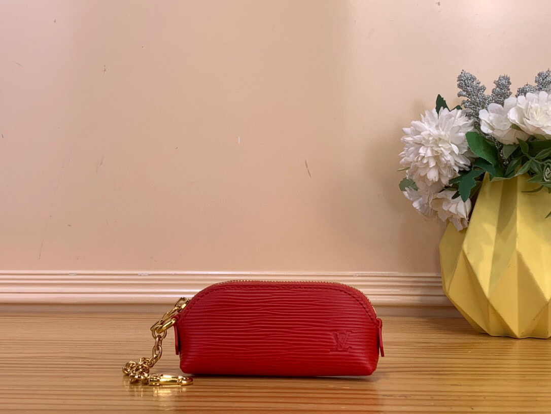 NO:552468,Top original order [LISTICK cosmetic bag] m25687 red/water ripple m25685 maroon m25686 pink This cosmetic bag traces the classic design of Louis Vuitton, combining brand heritage and functional details. Rouge Louis im leather and iconic tones illuminate the mini configuration, which can accommodate a single lipstick. Dimensions 6 x 3.3 x 11 cm. 2413036 (height x width x  length),,louis vuitton,louis vuitton,cosmetic bags & cases19860909顶级原单【LISTICK 化妆包】 m25687 红色/水波纹 m25685 枣红色 m25686 粉色 本款化妆包溯源路易威登经典设计,兼备品牌传承与功能细节.Rouge Louis i ms皮革和标志性色调点亮迷你构型,可容纳单只唇膏. 尺寸6 x 3.3 x 11 厘米.2413036 (高 x 宽 x 长度),,louis vuitton,louis vuitton,cosmetic bags & cases,Bag