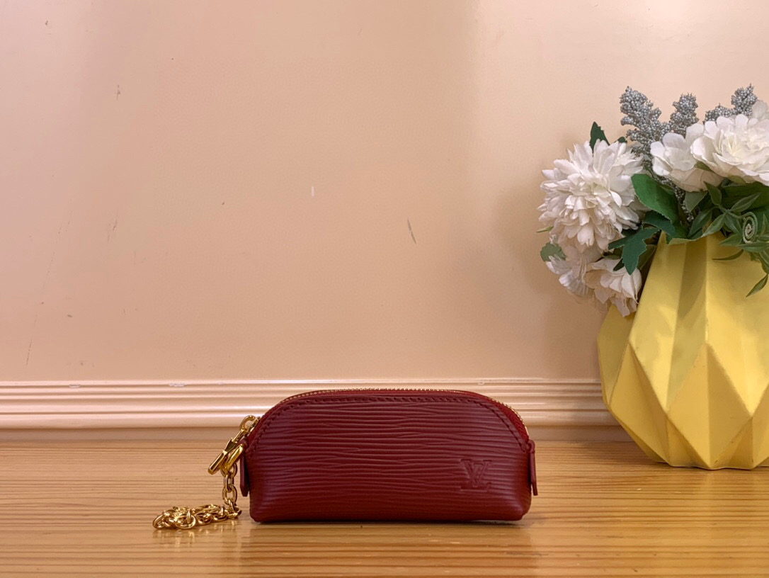 NO:552464,Top original order [LISTICK cosmetic bag] m25687 red/water ripple m25685 maroon m25686 pink This cosmetic bag traces the classic design of Louis Vuitton, combining brand heritage and functional details. Rouge Louis im leather and iconic tones illuminate the mini configuration, which can accommodate a single lipstick. Dimensions 6 x 3.3 x 11 cm. 2413036 (height x width x  length),,louis vuitton,louis vuitton,cosmetic bags & cases19860909顶级原单【LISTICK 化妆包】 m25687 红色/水波纹 m25685 枣红色 m25686 粉色 本款化妆包溯源路易威登经典设计,兼备品牌传承与功能细节.Rouge Louis i ms皮革和标志性色调点亮迷你构型,可容纳单只唇膏. 尺寸6 x 3.3 x 11 厘米.2413036 (高 x 宽 x 长度),,louis vuitton,louis vuitton,cosmetic bags & cases,Bag