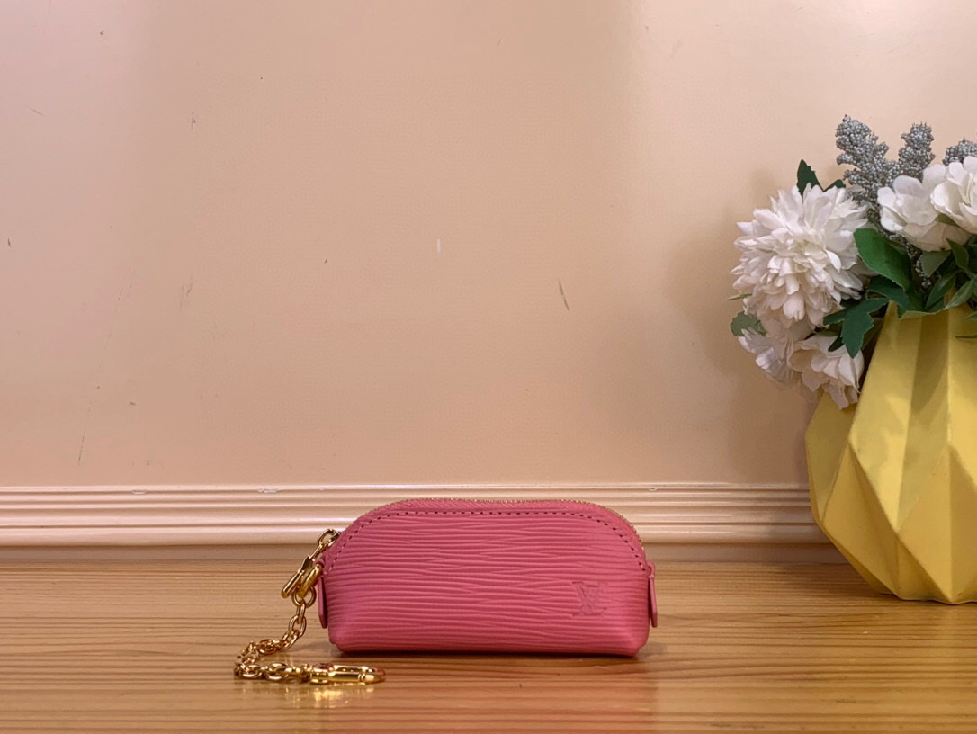 NO:552460,Top original list [LISTICK makeup bag] m25687 red/water ripple m25685 maroon m25686 pink This makeup bag traces the Louis Vuitton classic design, with brand heritage and functional details. Rouge Louis i ms leather and iconic tones illuminate the mini configuration, which can accommodate a single lipstick. Dimensions 6 x 3.3 x 11 cm. 2413036 (height x width x length),,louis vuitton,louis vuitton,cosmetic bags & cases19860909顶级原单【LISTICK 化妆包】 m25687 红色/水波纹 m25685 枣红色 m25686 粉色 本款化妆包溯源路易威登经典设计,兼备品牌传承与功能细节.Rouge Louis i ms皮革和标志性色调点亮迷你构型,可容纳单只唇膏. 尺寸6 x 3.3 x 11 厘米.2413036 (高 x 宽 x 长度),,louis vuitton,louis vuitton,cosmetic bags & cases,Bag