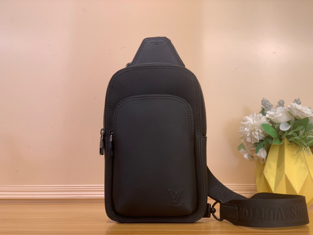 NO:552445,Top Original List【Sac Avenue Slingbag M】m15255 Black/Business This Avenue Slingbag M Hx bag is made of waxed calfskin, durable and flexible, enhanced by the embossed LV initials from the LV Aerogram series. A main compartment, front zipper pocket and a small triangle zipper pocket embellish the model. The adjustable shoulder strap allows you to wear it on each shoulder. Size 16x33x5.7 cm.5816065 (length x height x width),,louis vuitton,cowhide19860909顶级原单【Sac Avenue Slingbag M】m15255 黑色/商务 这款Avenue Slingbag M Hx包由打蜡小牛皮制成,既耐用又灵活,由LV Aerogram系列的压花LV首字母增强.一个主隔间、正面的拉链口袋和一个小三角形拉链口袋装饰了模型.可调节的肩带可以让你把它戴在每个肩膀上. 尺寸16x33x5.7厘米.5816065（长度x高度x宽度）,,louis vuitton,cowhide,Bag