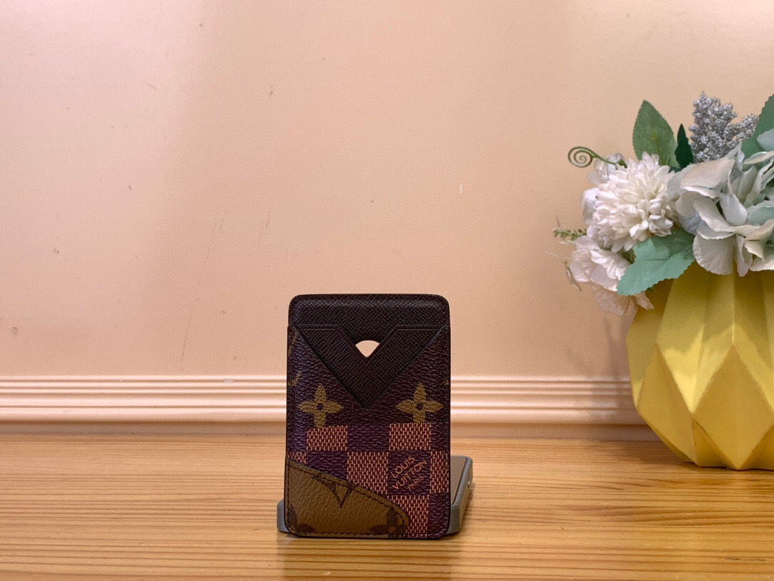 NO:557418,Top original item [MAGNET card holder] m26016 color matching This Magnet ms card holder is made of classic Monogram, Damier and Monogram Reverse coated canvas, and can be easily compatible with ihone mobile phones equipped with MagSafe magnetic suction technology. The V-shaped sandwich is convenient for storing cards. Dimensions 9.5 x 0.5 x 6.5 cm 2013028 (height x width x length),,versace19860909顶级原单【MAGNET 卡夹】m26016 拼色 本款 Magnet ms卡夹拼合经典 Monogram、Damier 和 Monogram Reverse 涂层帆布,可轻松兼容搭载 MagSafe 磁吸技术的 ihone 手机.V 形夹层方便收纳卡片. 尺寸9.5 x 0.5 x 6.5 厘米 2013028 (高 x 宽 x 长度),,versace,Bag