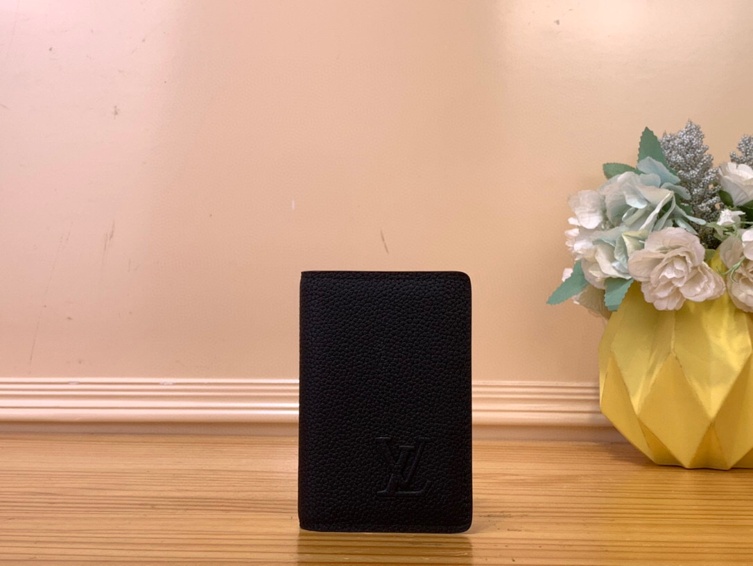 NO:557448,Top original item [Pocket Wallet] m25952 brown m25953 gray blue m25984 dark blue m25950 green m25951 black/ pebbled (business) Compact and practical socket Organizer Ms wallet is made of waxy calfskin, LV  Part of the Aerogram collection. Lightweight, soft and durable, the leather makes this wallet a pleasure to hold. The interior is lined with matching cowhide leather and has three card slots and five pockets. An outer pocket on the back adds functionality. Dimensions 8 x 11 x 1 cm 1712026 (length x height x width),, louis vuitton, wallets, cowhide19860909顶级原单【口袋钱夹】m25952 棕色 m25953 灰蓝色 m25984 深蓝色 m25950 绿色 m25951 黑色/ 荔枝纹（商务） 紧凑实用的ocket Organizer Ms钱包由蜡质小牛皮制成,是LV Aerogram系列的一部分.轻便、柔软、耐用,皮革让这款钱包握持愉快.内部内衬有配套的牛皮,并有三个卡槽和五个口袋.背面的外侧口袋增加了功能. 尺寸8 x 11 x 1厘米 1712026（长度x高度x宽度）,,louis vuitton,wallets,cowhide,Bag