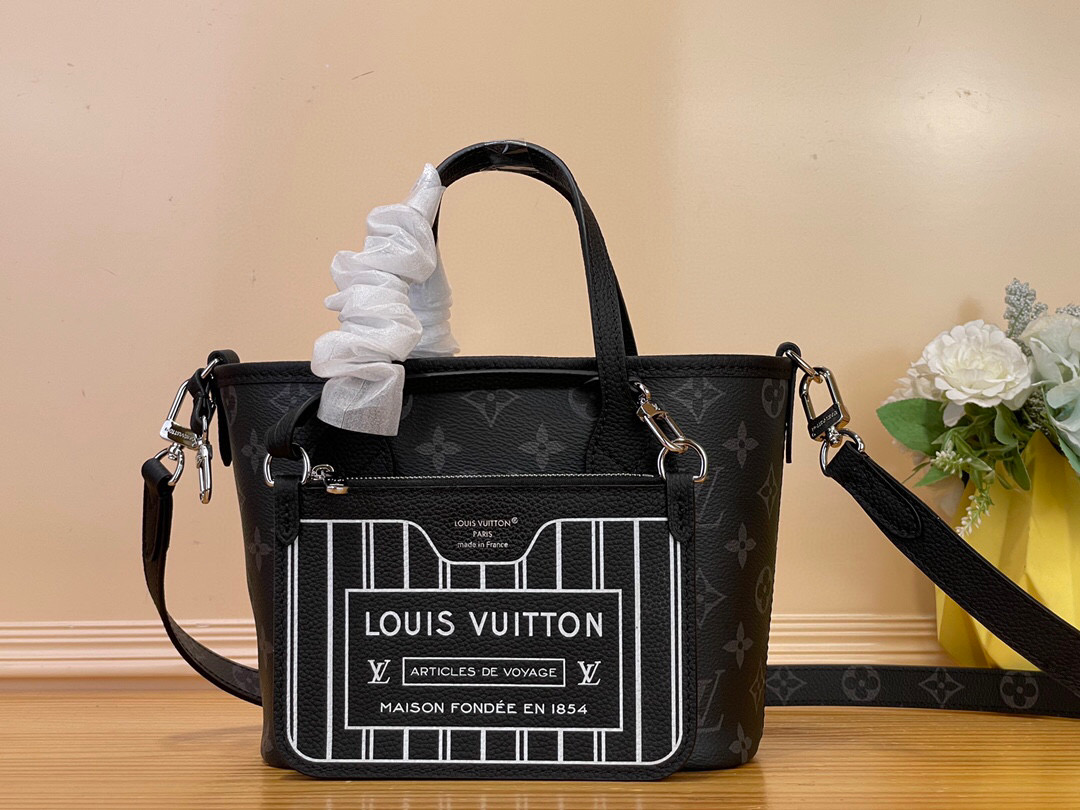 NO:557586,Top original item [Sac Neverfull Bandoulière Inside Out BB] m15210 Black Flower/Silver Buckle The Neverfull Inside Out BB shoulder bag from the LV Ski Collection can be worn in two ways. One side highlights the house's characteristic Monogram Eclise HL canvas, and the other side is made of grained leather. This model comes with a removable pouch with the iconic Louis Vuitton signature printed on the zipper. Sublimated silver metallic finish throughout. Size 26.5 x  16.5 x 11 cm 5916065 (length x height x width),,louis vuitton,louis vuitton,shoulder bags19860909顶级原单【Sac Neverfull Bandoulière Inside Out BB】 m15210 黑花/ 银扣 来自LV滑雪系列的Neverfull Inside Out BB单肩包可以通过两种方式佩戴一面突出了房子特有的Monogram Eclise Hl帆布,另一面则采用粒面皮革.该型号配有一个可拆卸的小袋,拉链上印有标志性的路易威登签名.整体上升华了银色金属饰面. 尺寸26.5 x 16.5 x 11厘米 5916065（长度x高度x宽度）,,louis vuitton,louis vuitton,shoulder bags,Bag
