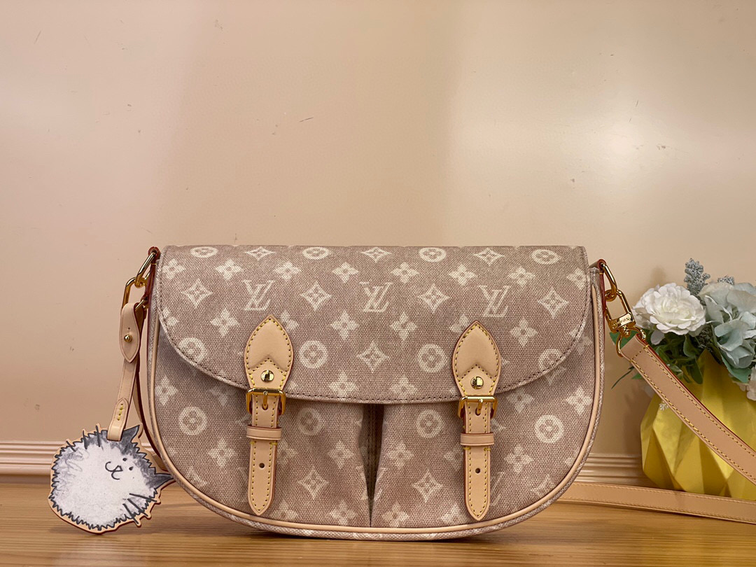 NO:557690,Top original item [ESCAE handbag] m15134 cat Escae handbag is making its eye-catching appearance in the LV Travels With Grace Coddington Sj series. It is a canvas bag with interesting Meowgram patterns and cat-shaped leather decoration hand-painted by Coddington. The flexible design provides a variety of carrying methods and can easily store all kinds of daily needs. Dimensions 21 x 7 x 30 cm. 6016570 (height x width x  length),,louis vuitton19860909顶级原单【ESCAE 手袋】 m15134 猫咪 Escae 手袋本次瞩目亮相 LV Travels With Grace Coddington Sj系列,为帆布包身搭配妙趣 Meowgram 图案和 Coddington 亲自手绘的猫咪造型皮革装饰.灵活设计提供多种背携方式,可轻松收纳各式日常所需. 尺寸21 x 7 x 30 厘米.6016570 (高 x 宽 x 长度),,louis vuitton,Bag