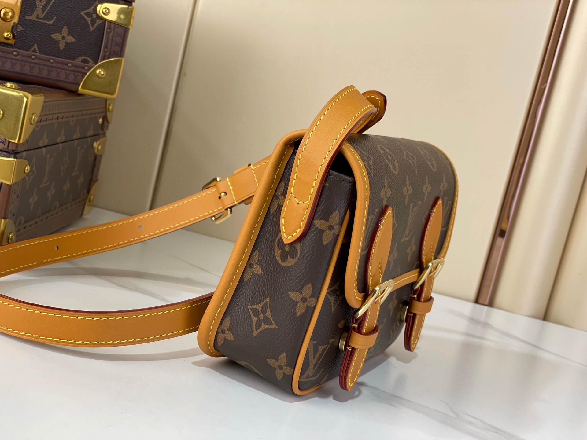 LV Style Beige Leather Messenger Bag Lookbook Reference image 2